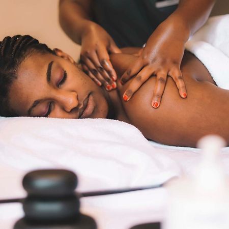 Radisson Blu Hotel & Convention Centre Kigali Ngoại thất bức ảnh A woman receiving a massage