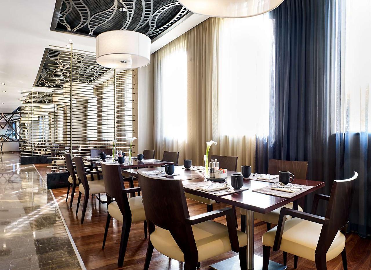 Radisson Blu Hotel & Convention Centre Kigali Ngoại thất bức ảnh The restaurant