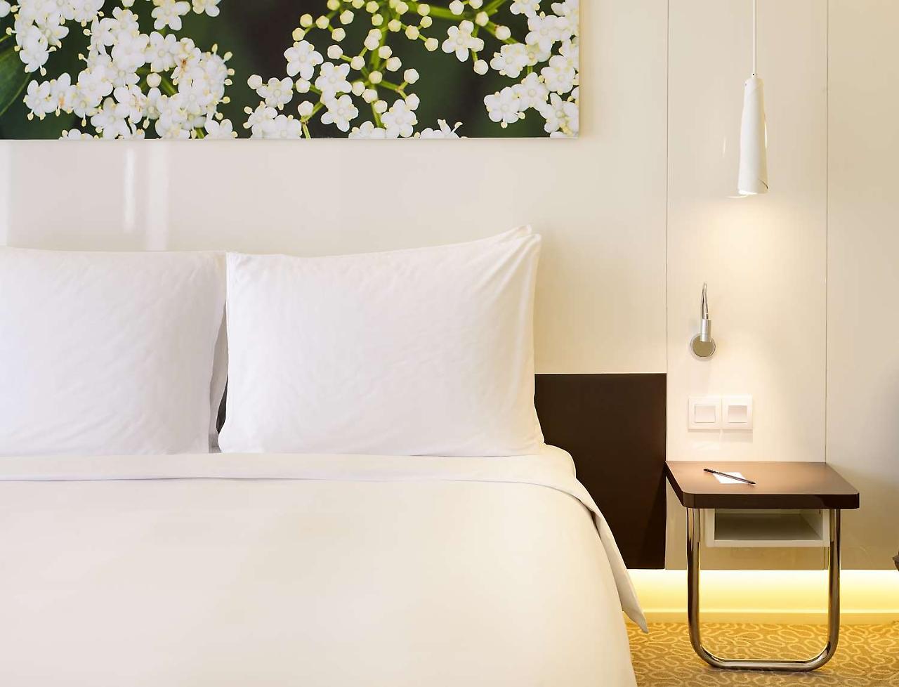 Radisson Blu Hotel & Convention Centre Kigali Ngoại thất bức ảnh A room at the hotel