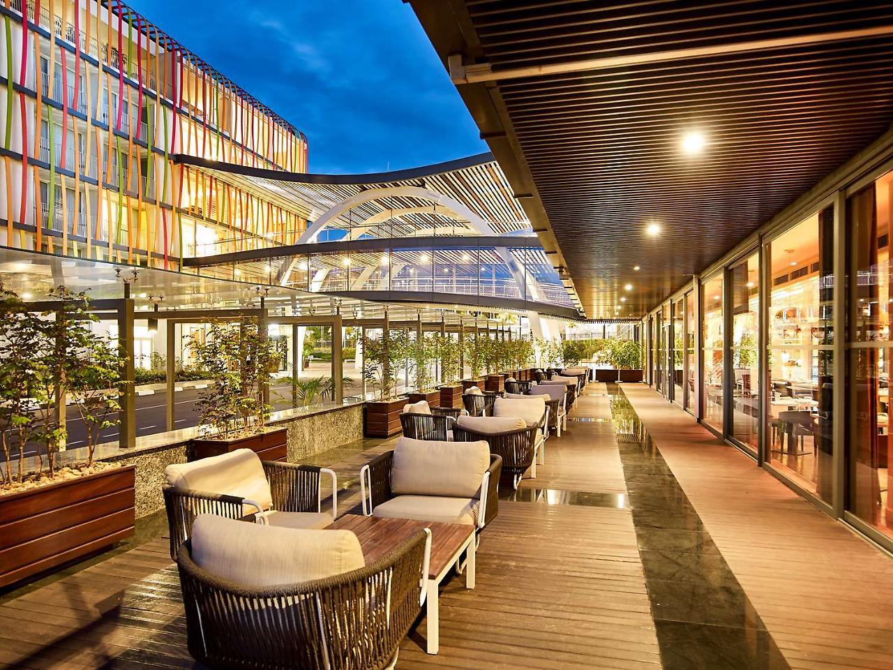 Radisson Blu Hotel & Convention Centre Kigali Ngoại thất bức ảnh The outdoor terrace at the hotel