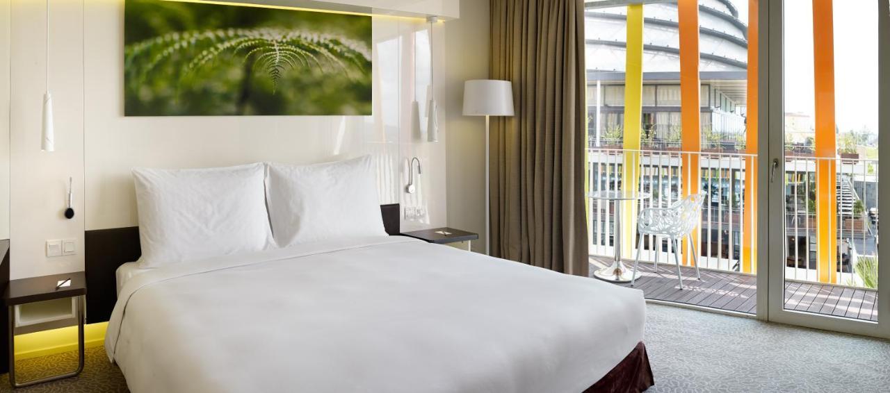 Radisson Blu Hotel & Convention Centre Kigali Ngoại thất bức ảnh A room at the hotel