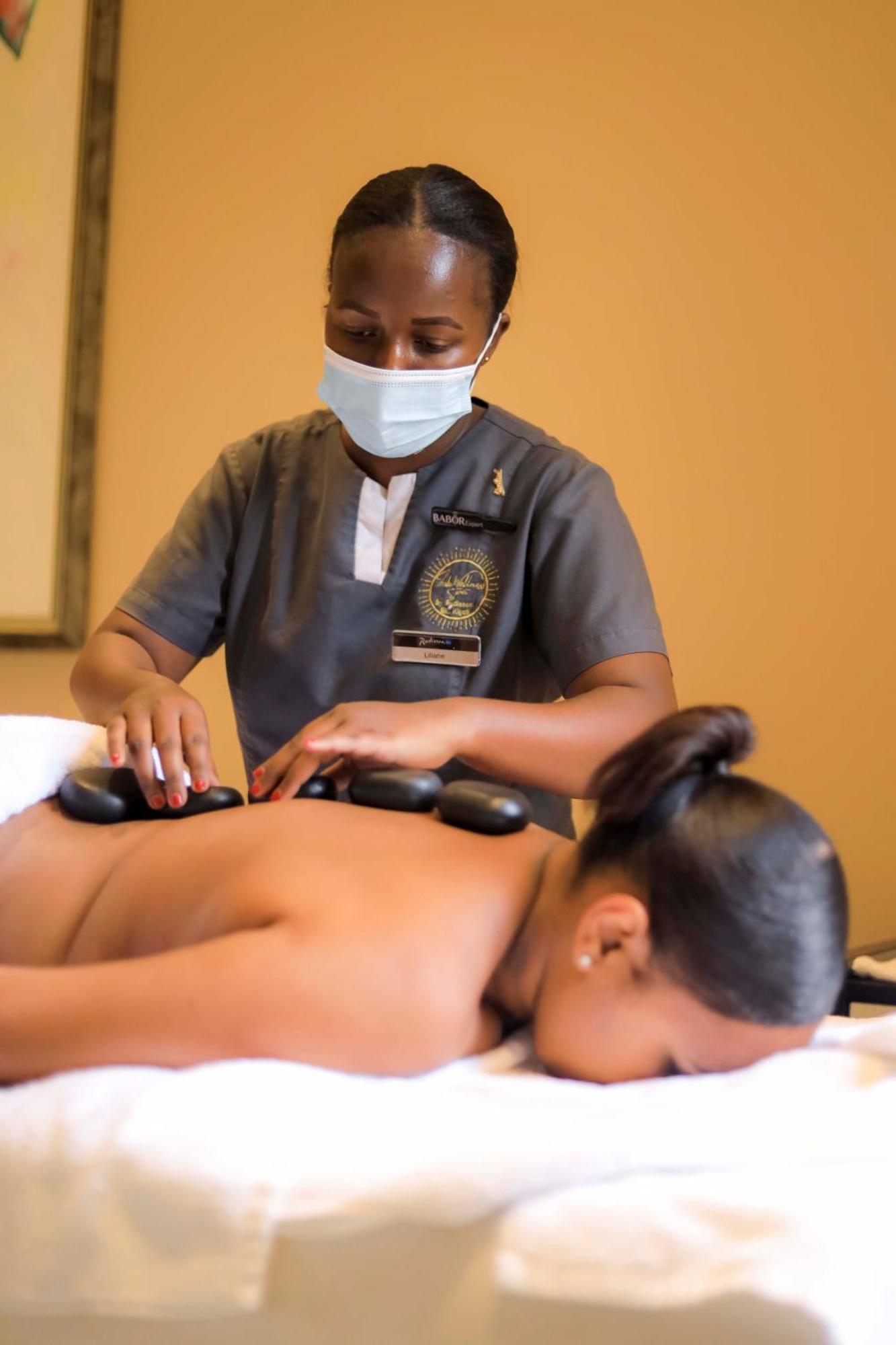Radisson Blu Hotel & Convention Centre Kigali Ngoại thất bức ảnh Hot stone massage
