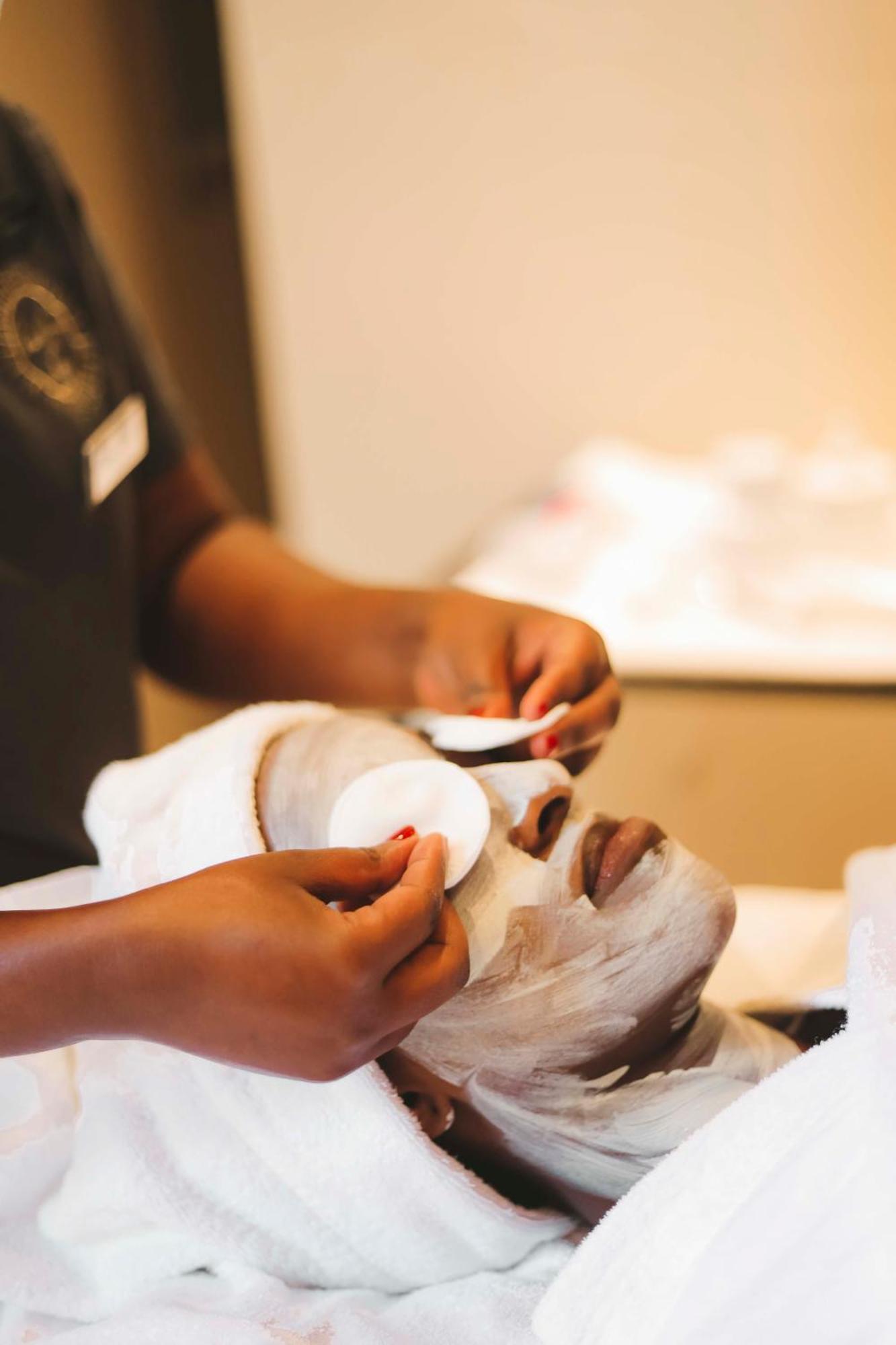 Radisson Blu Hotel & Convention Centre Kigali Ngoại thất bức ảnh A woman applying a facial mask