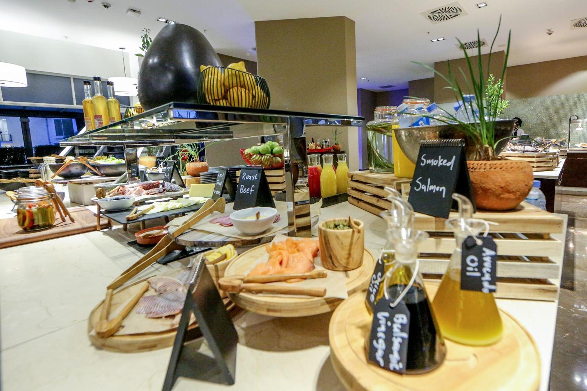 Radisson Blu Hotel & Convention Centre Kigali Ngoại thất bức ảnh A salad bar at a hotel