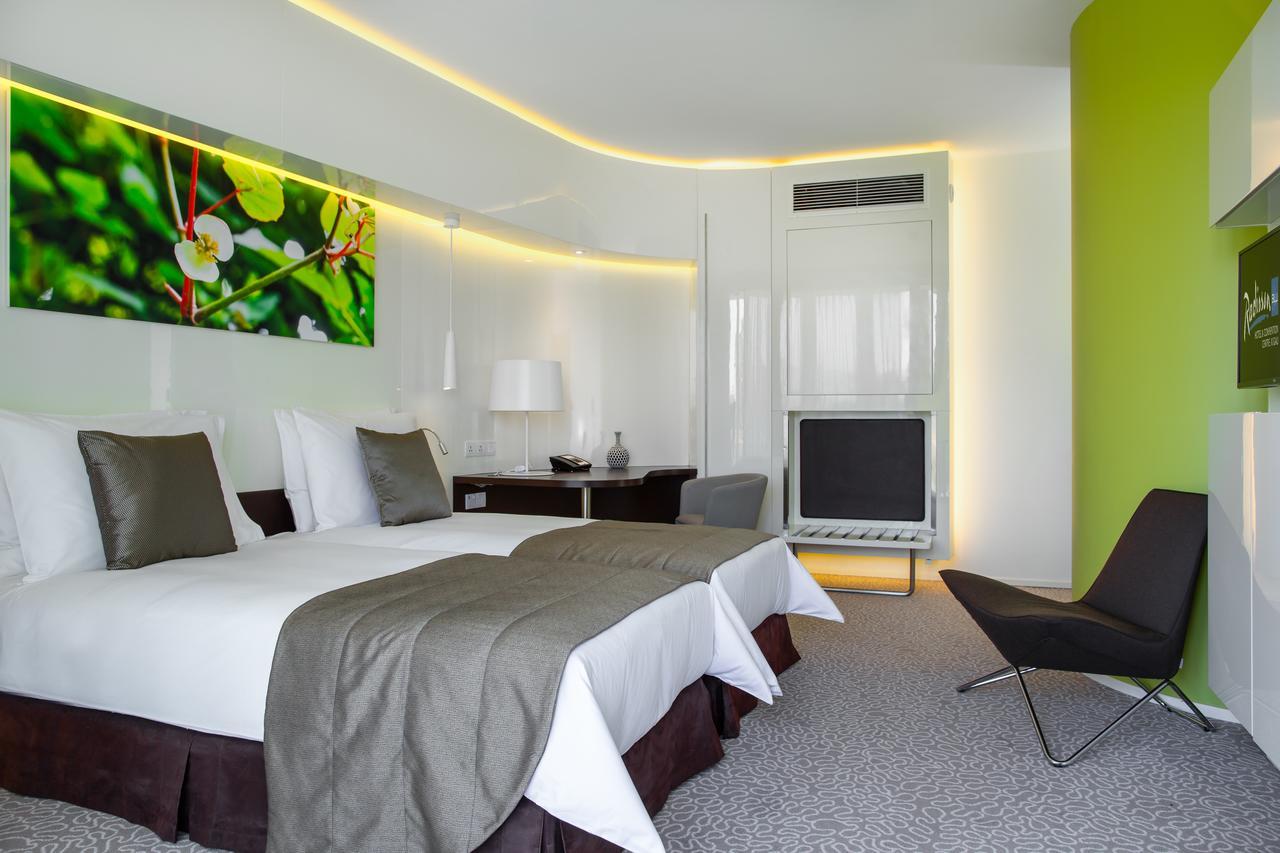 Radisson Blu Hotel & Convention Centre Kigali Ngoại thất bức ảnh A room at the hotel