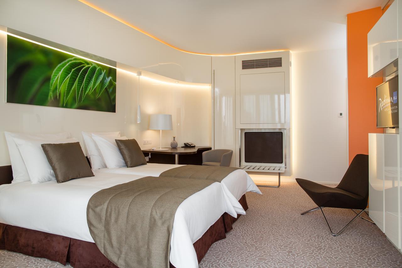 Radisson Blu Hotel & Convention Centre Kigali Ngoại thất bức ảnh A room at the hotel