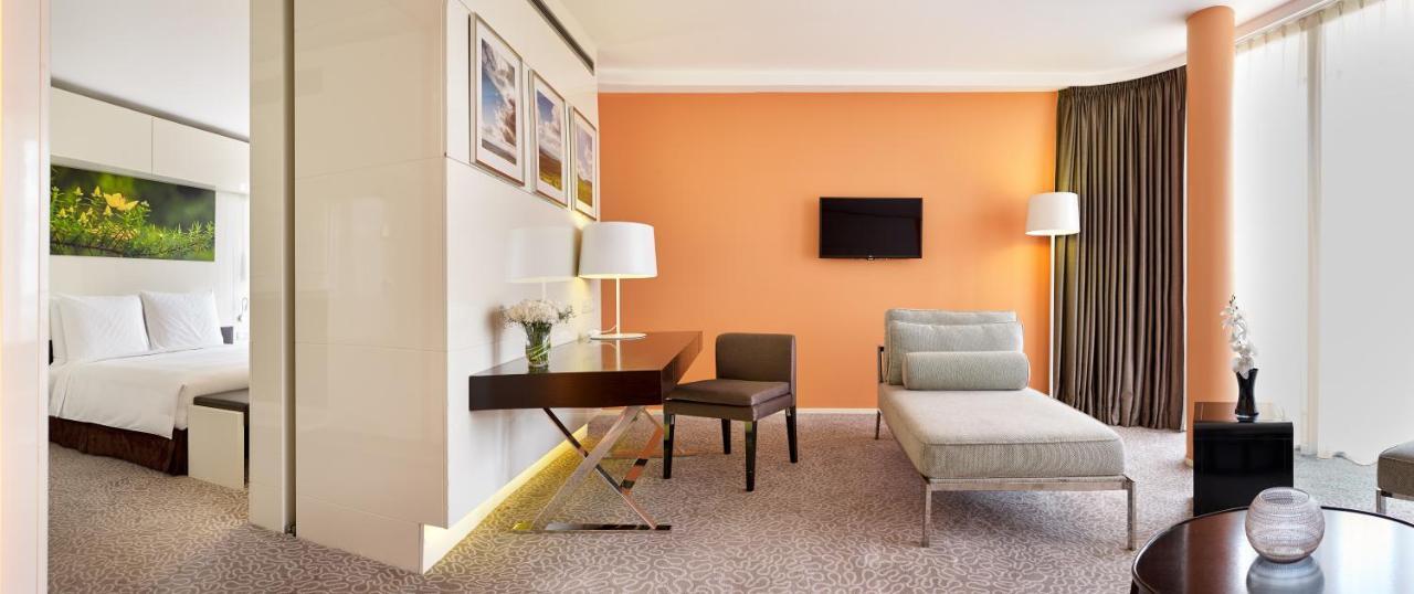 Radisson Blu Hotel & Convention Centre Kigali Ngoại thất bức ảnh A room at the hotel