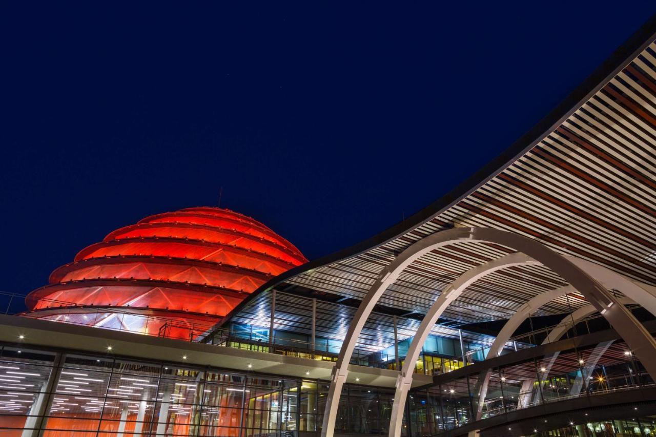 Radisson Blu Hotel & Convention Centre Kigali Ngoại thất bức ảnh The station at night