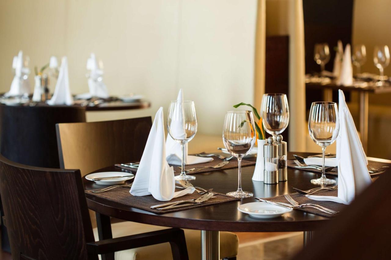 Radisson Blu Hotel & Convention Centre Kigali Ngoại thất bức ảnh A table set for fine dining