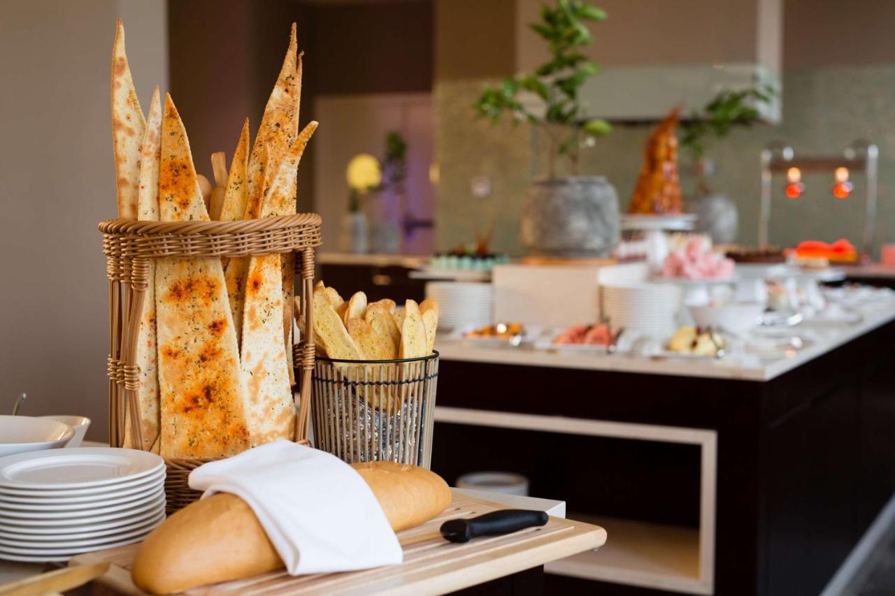 Radisson Blu Hotel & Convention Centre Kigali Ngoại thất bức ảnh Bread at a buffet